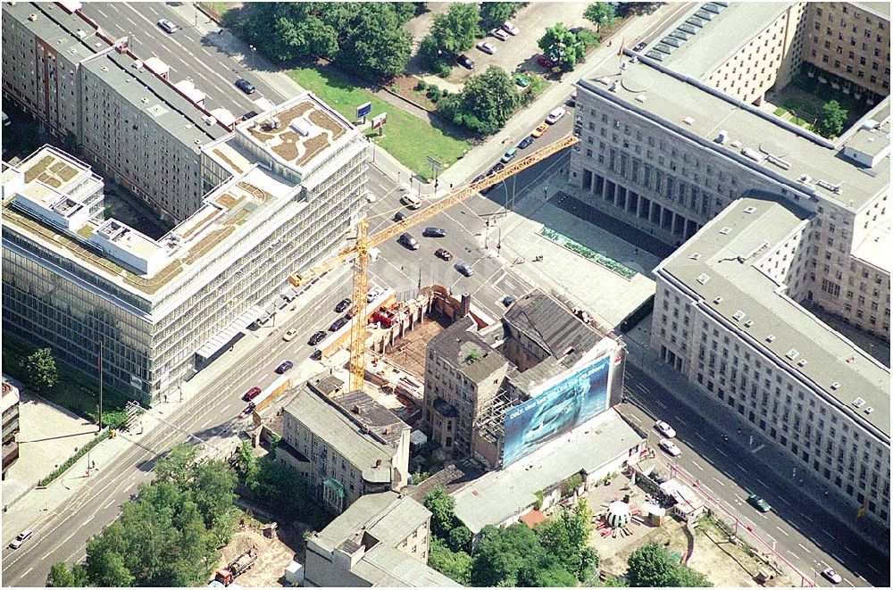 Luftbild Berlin Mitte - Umbau des Bebelplatzes an der Straße Unter den Linden in Berlin - Mitte