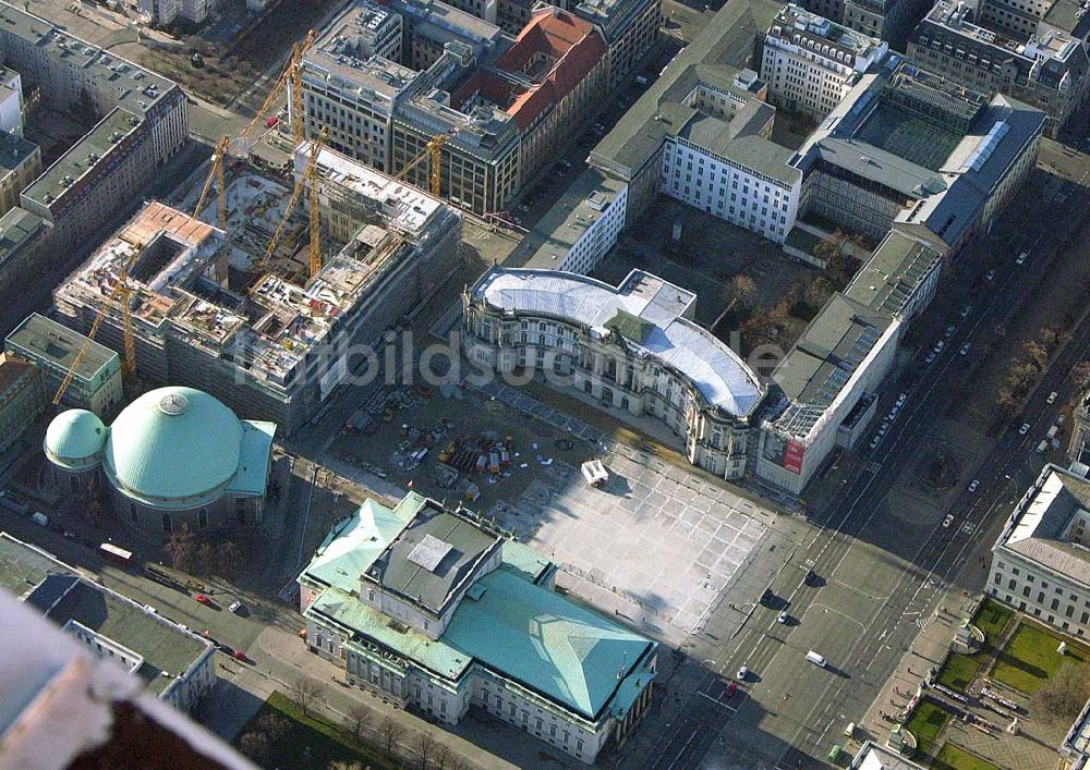 Luftaufnahme Berlin - Umbau des Bebelplatzes Unter Den Linden in Berlin Baustelle des Hilton Hotels