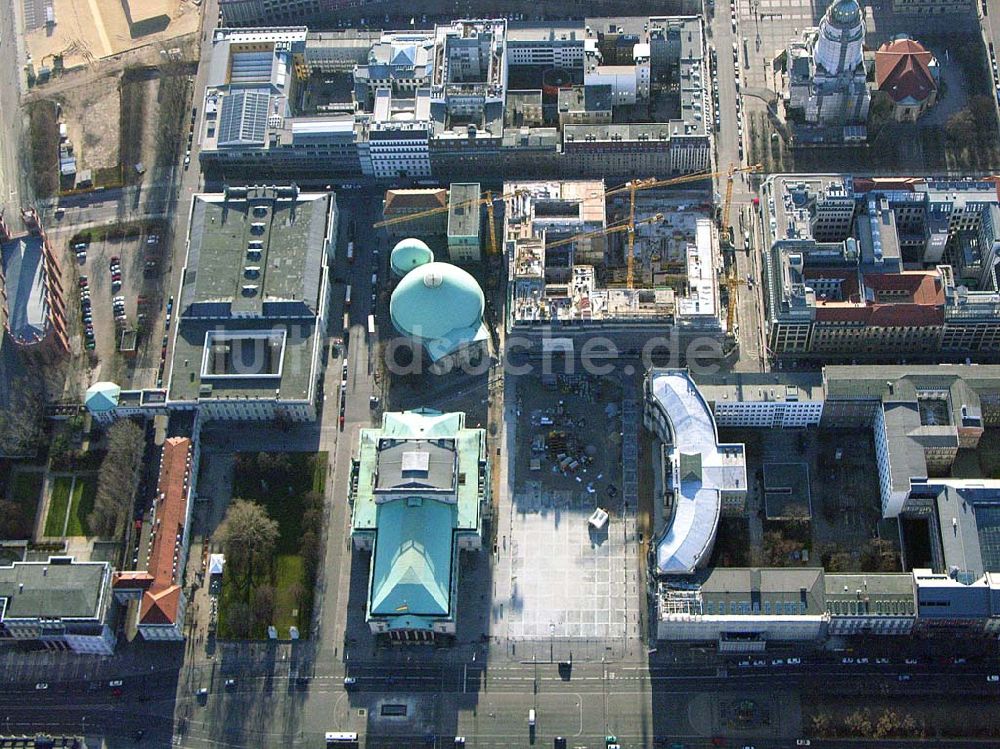 Luftbild Berlin - Umbau des Bebelplatzes Unter Den Linden in Berlin Baustelle des Hilton Hotels