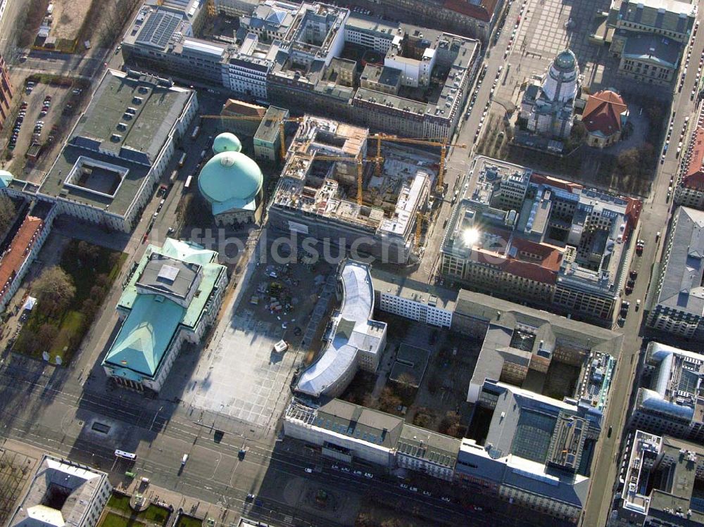 Luftaufnahme Berlin - Umbau des Bebelplatzes Unter Den Linden in Berlin Baustelle des Hilton Hotels