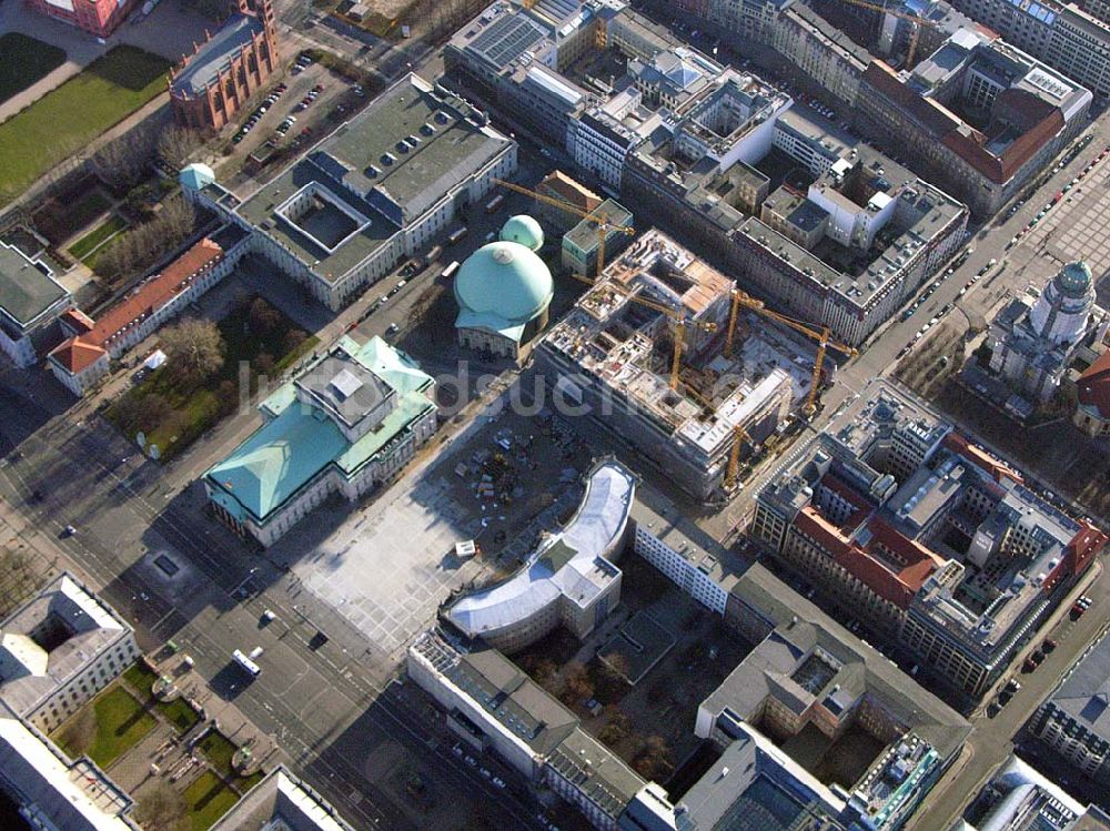 Berlin von oben - Umbau des Bebelplatzes Unter Den Linden in Berlin Baustelle des Hilton Hotels