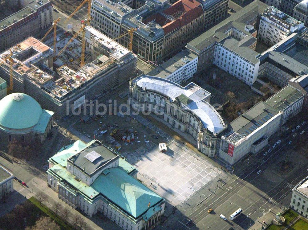 Berlin aus der Vogelperspektive: Umbau des Bebelplatzes Unter Den Linden in Berlin Baustelle des Hilton Hotels