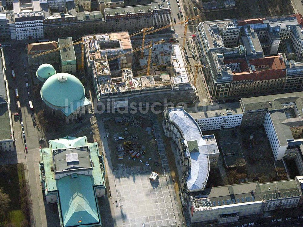 Luftaufnahme Berlin - Umbau des Bebelplatzes Unter Den Linden in Berlin Baustelle des Hilton Hotels