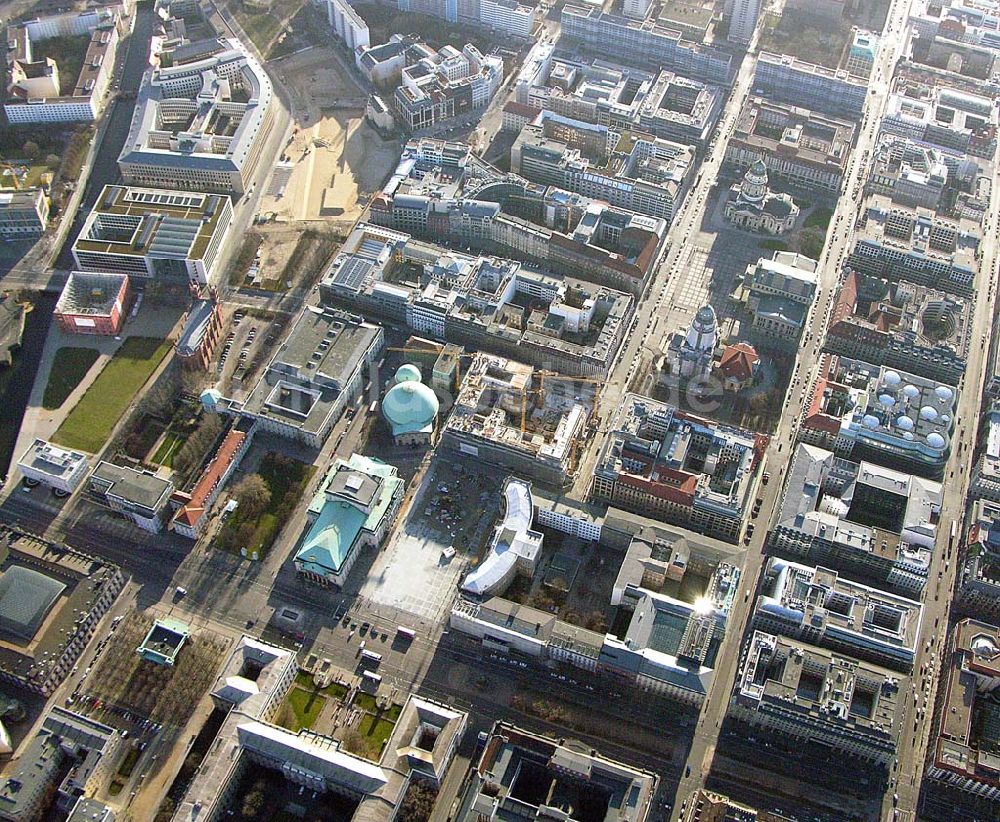 Berlin aus der Vogelperspektive: Umbau des Bebelplatzes Unter Den Linden in Berlin Baustelle des Hilton Hotels