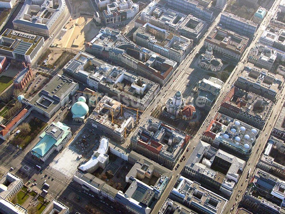 Luftbild Berlin - Umbau des Bebelplatzes Unter Den Linden in Berlin Baustelle des Hilton Hotels