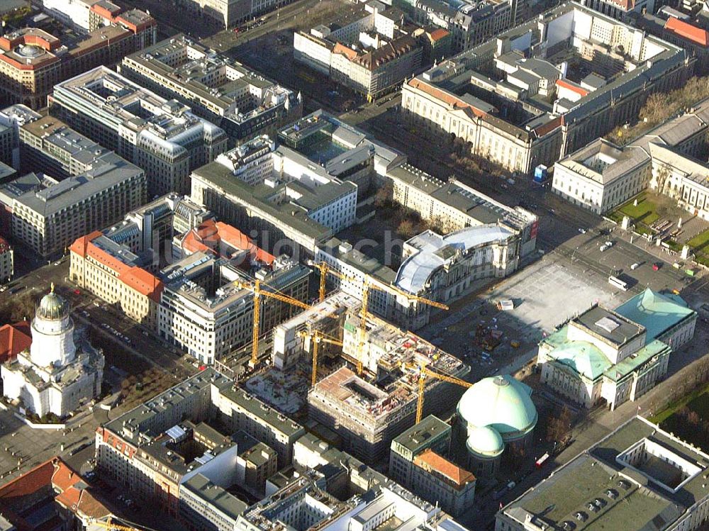 Berlin aus der Vogelperspektive: Umbau des Bebelplatzes Unter Den Linden in Berlin Baustelle des Hilton Hotels