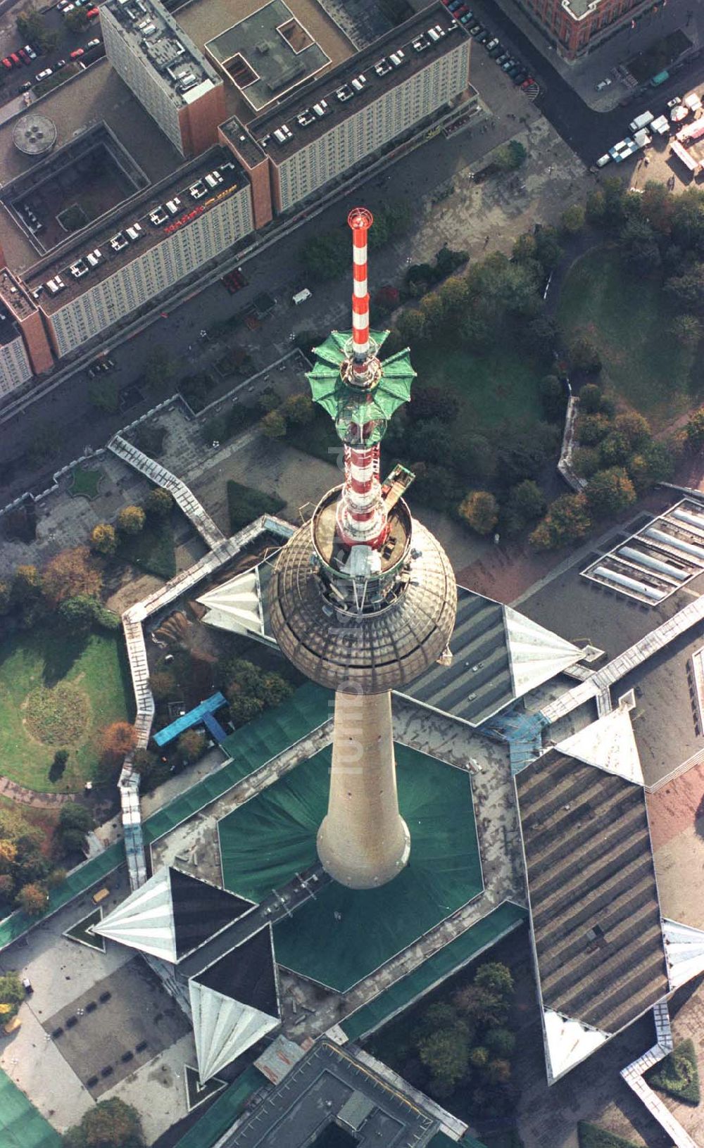 Berlin von oben - Umbau des Berliner Fernsehturmes am Alex.14.10.1997