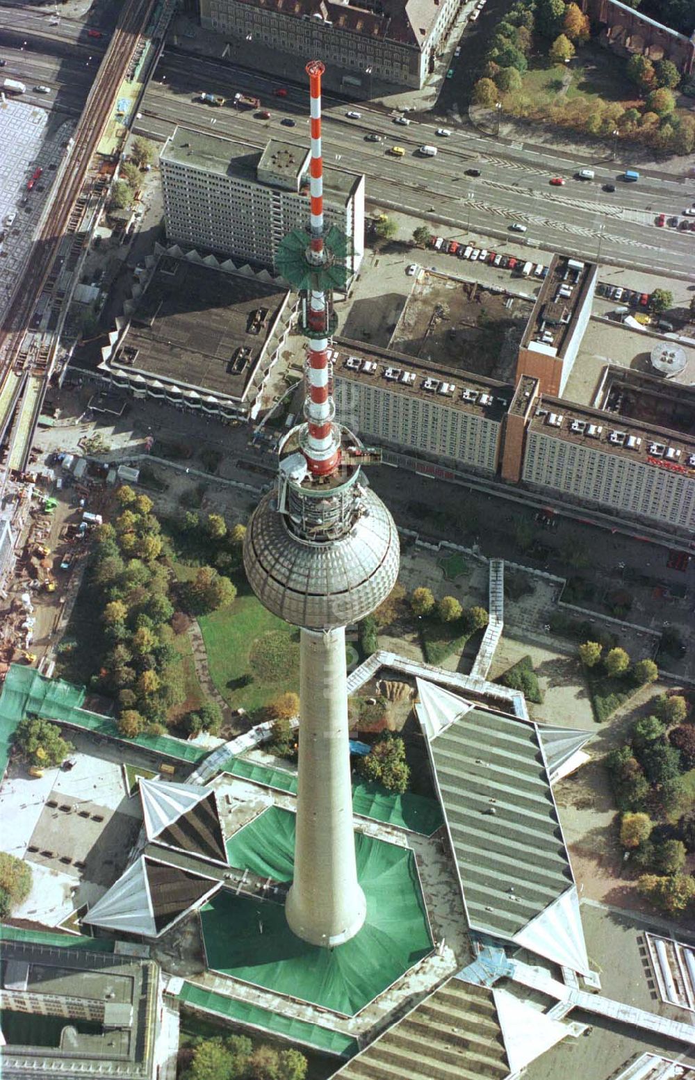 Berlin aus der Vogelperspektive: Umbau des Berliner Fernsehturmes am Alex.14.10.1997