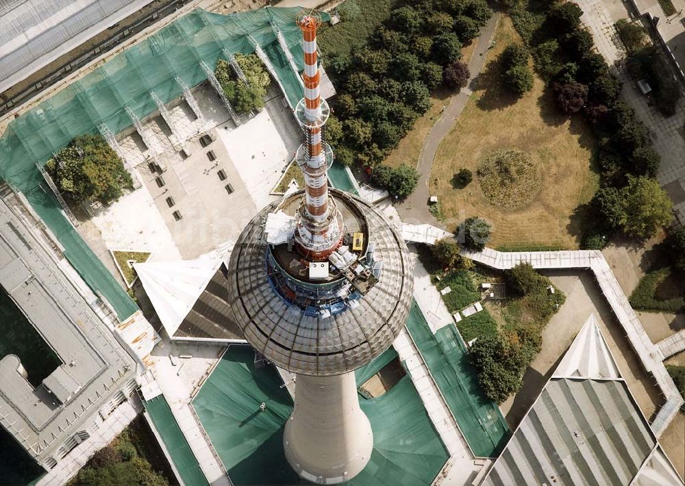 Luftaufnahme Berlin - Umbau des Berliner Fernsehturmes am Alexanderplatz.