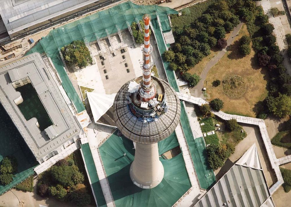 Berlin aus der Vogelperspektive: Umbau des Berliner Fernsehturmes am Alexanderplatz.