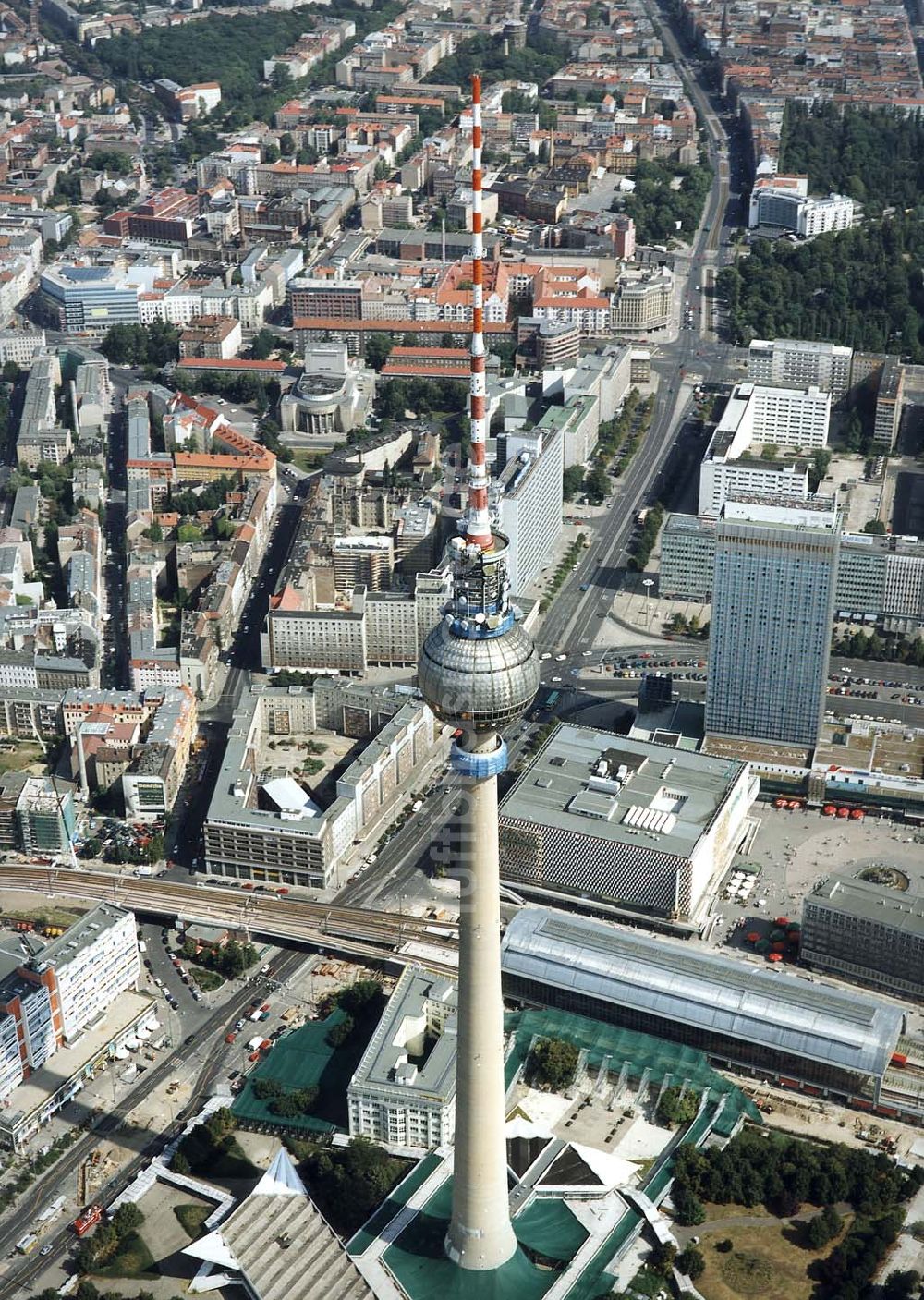 Luftbild Berlin - Umbau des Berliner Fernsehturmes am Alexanderplatz.