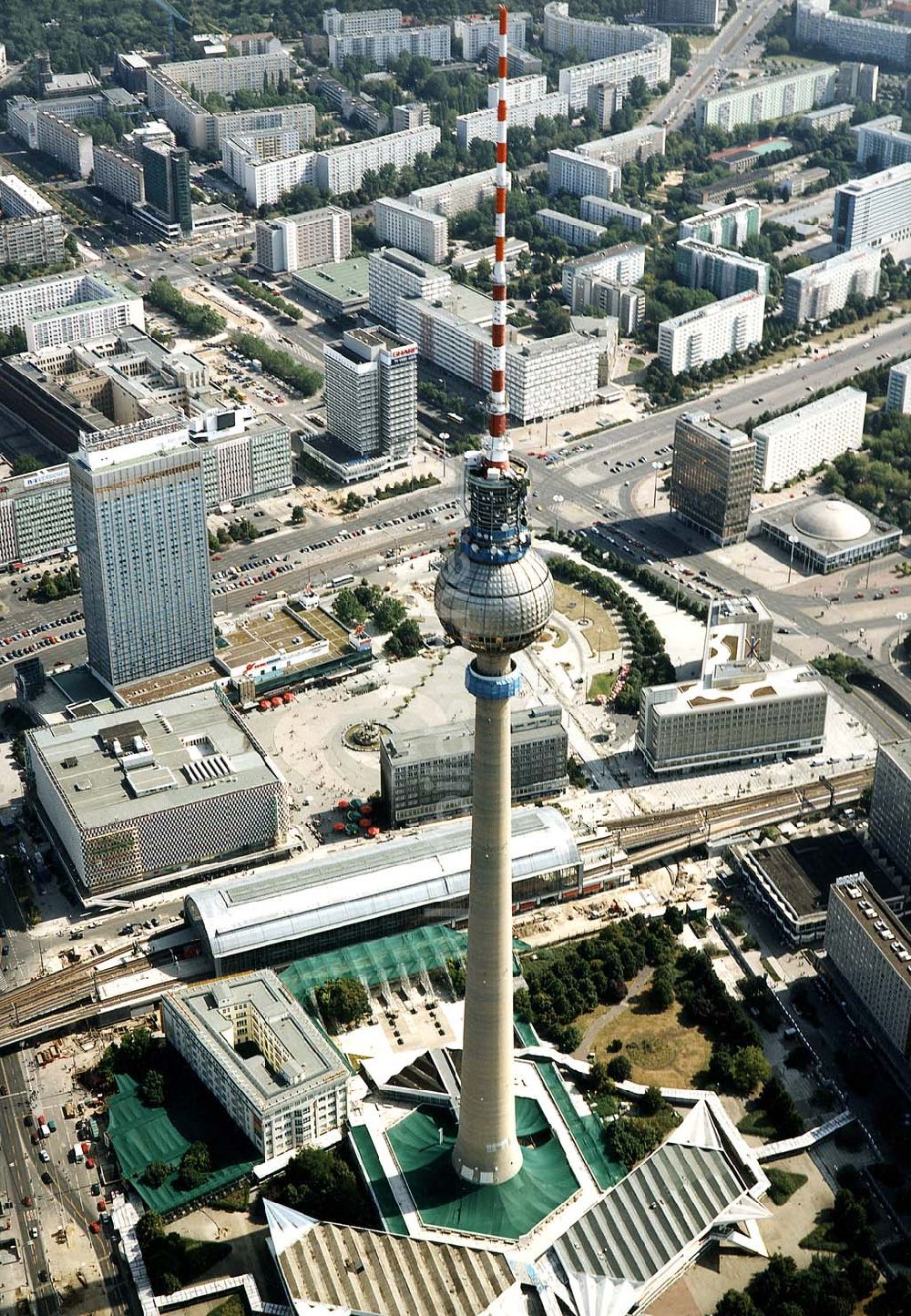 Luftaufnahme Berlin - Umbau des Berliner Fernsehturmes am Alexanderplatz.