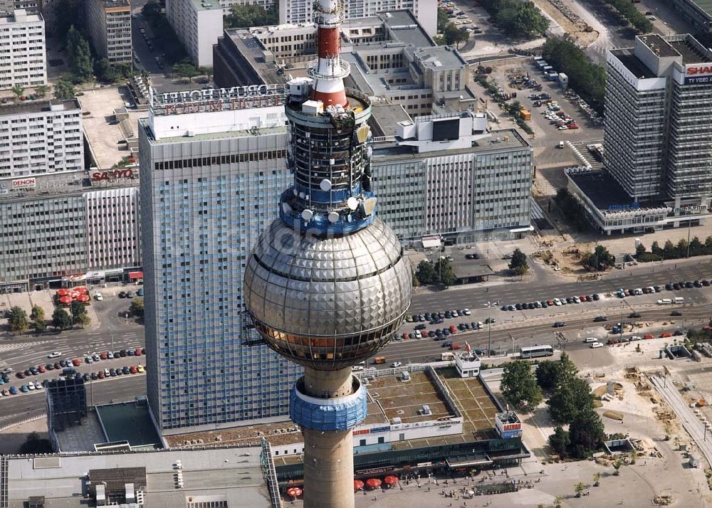 Berlin aus der Vogelperspektive: Umbau des Berliner Fernsehturmes am Alexanderplatz.