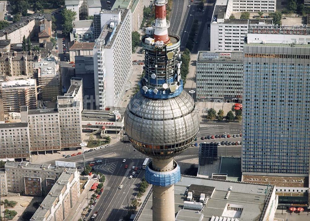 Luftbild Berlin - Umbau des Berliner Fernsehturmes am Alexanderplatz.