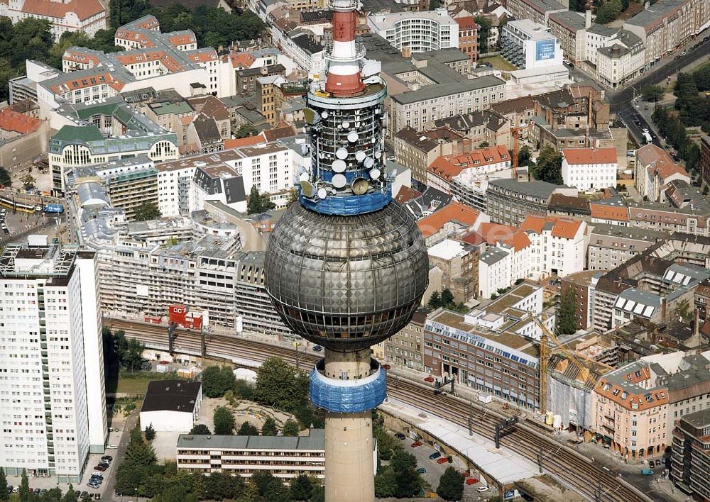 Luftaufnahme Berlin - Umbau des Berliner Fernsehturmes am Alexanderplatz.