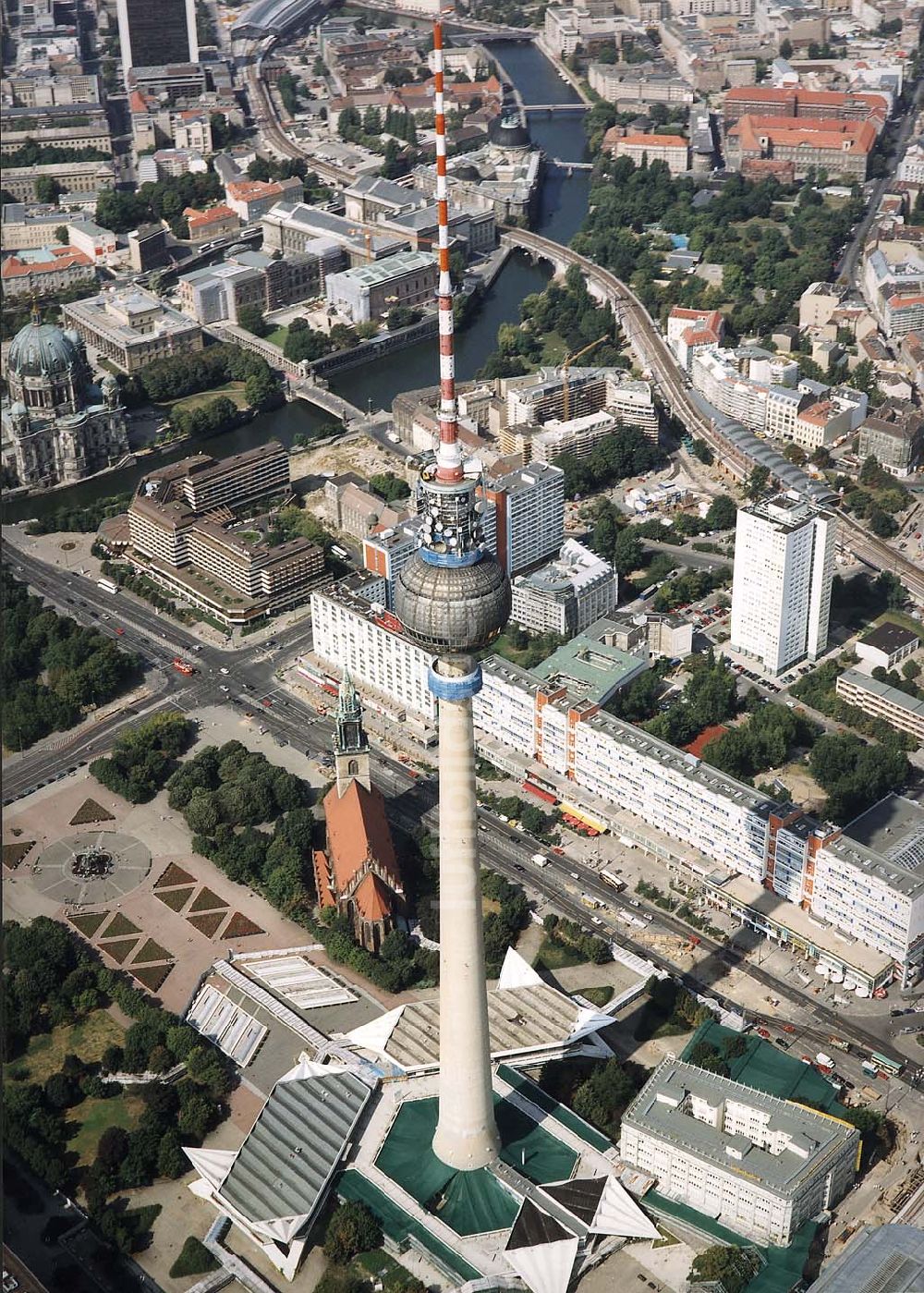 Berlin aus der Vogelperspektive: Umbau des Berliner Fernsehturmes am Alexanderplatz.