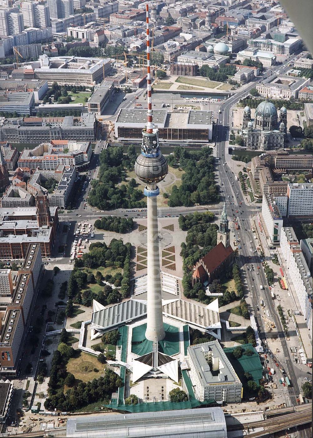 Luftbild Berlin - Umbau des Berliner Fernsehturmes am Alexanderplatz.