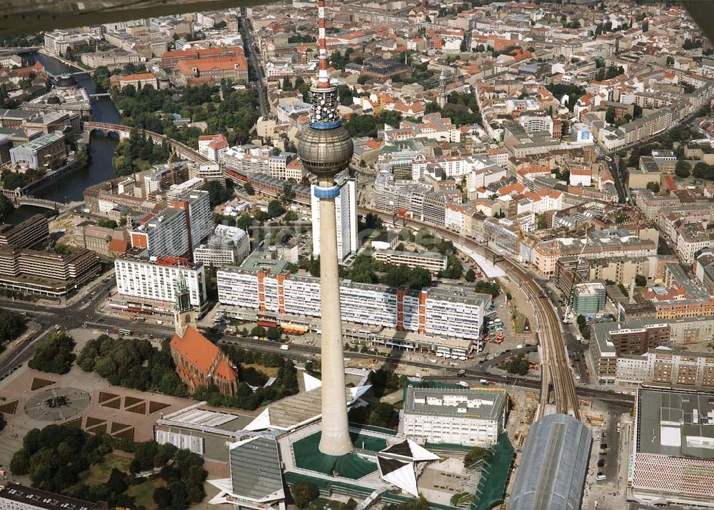 Luftaufnahme Berlin - Umbau des Berliner Fernsehturmes am Alexanderplatz.