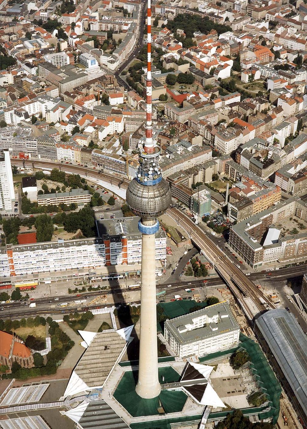 Berlin von oben - Umbau des Berliner Fernsehturmes am Alexanderplatz.