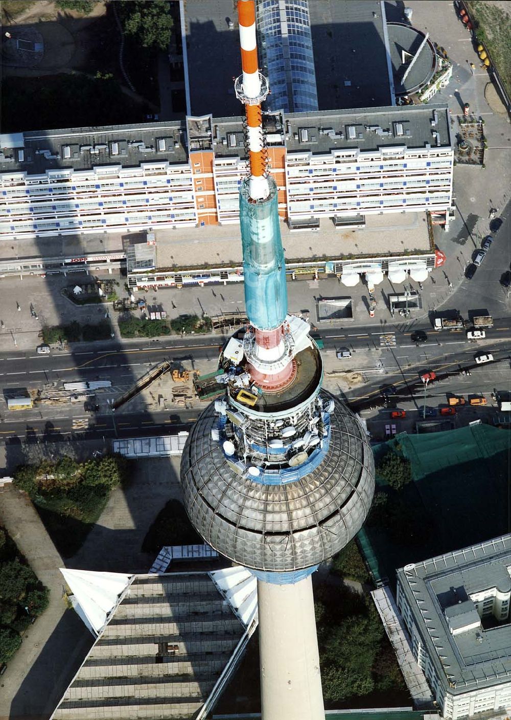 Luftbild Berlin - Umbau des Berliner Fernsehturmes am Alexanderplatz.