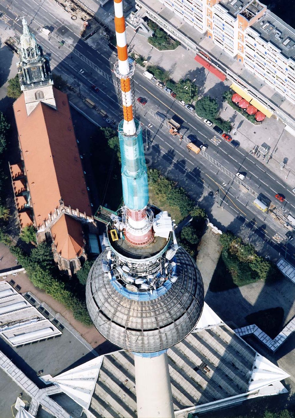 Luftaufnahme Berlin - Umbau des Berliner Fernsehturmes am Alexanderplatz.