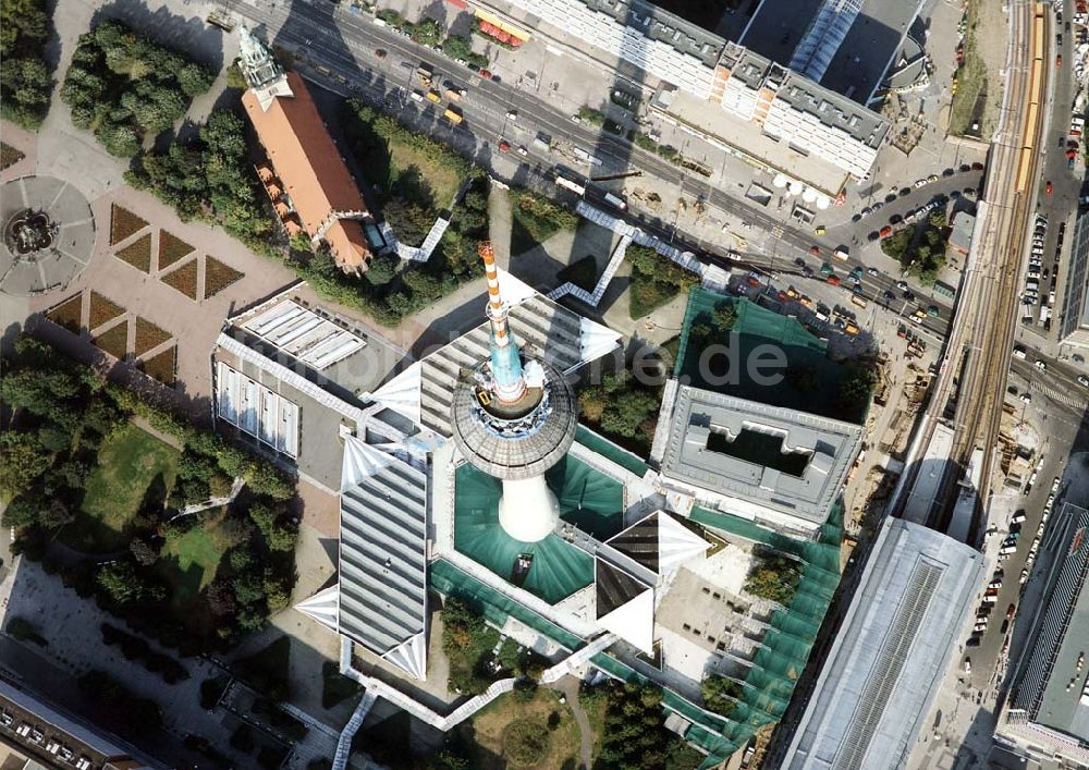 Berlin aus der Vogelperspektive: Umbau des Berliner Fernsehturmes am Alexanderplatz.