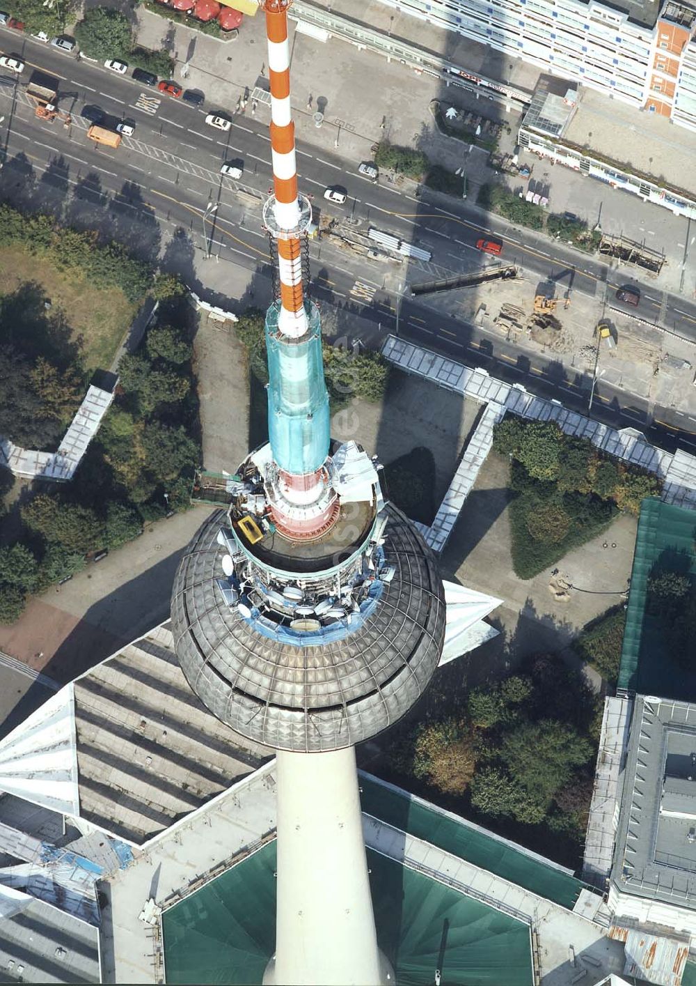 Luftbild Berlin - Umbau des Berliner Fernsehturmes am Alexanderplatz.