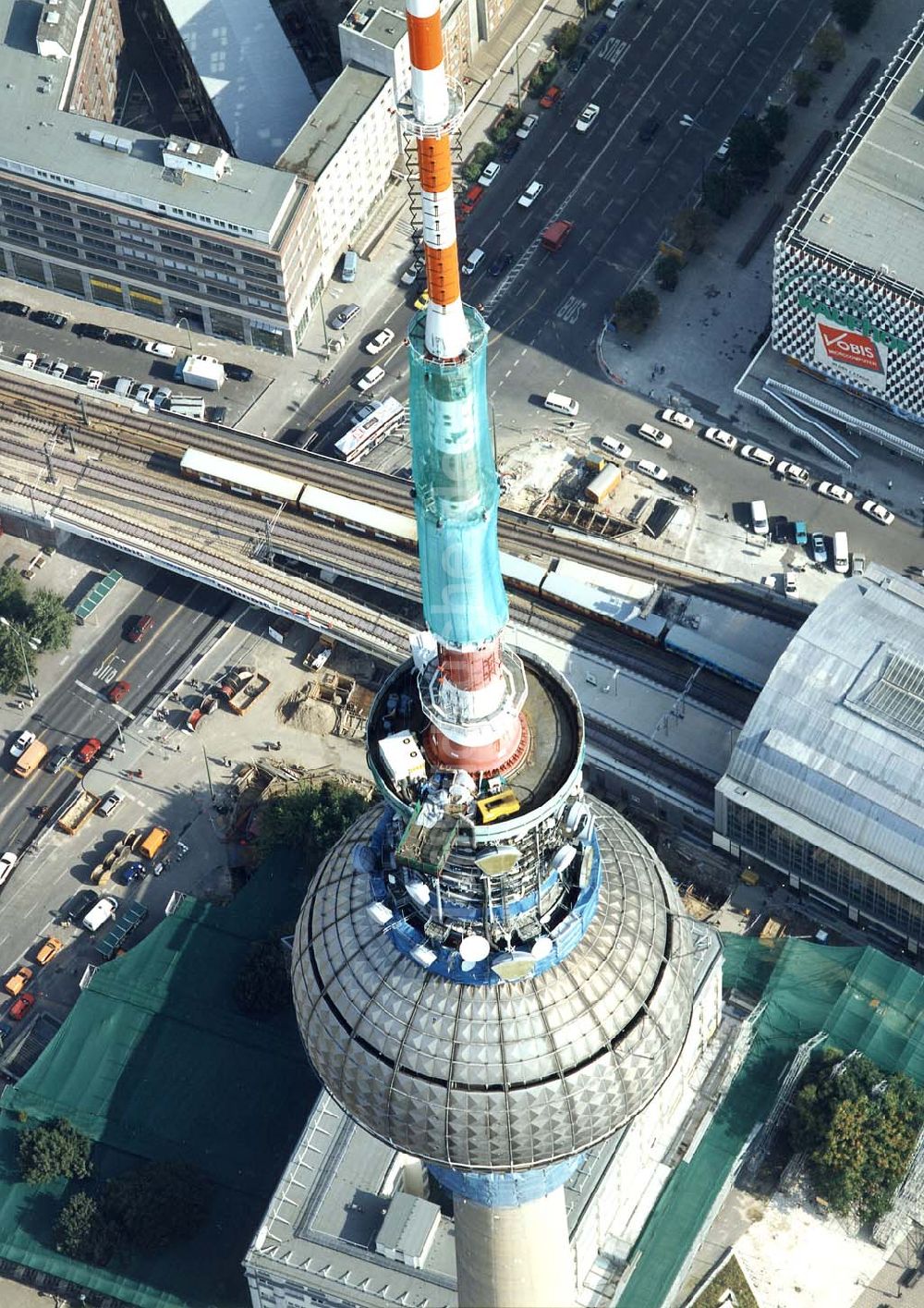 Luftaufnahme Berlin - Umbau des Berliner Fernsehturmes am Alexanderplatz.