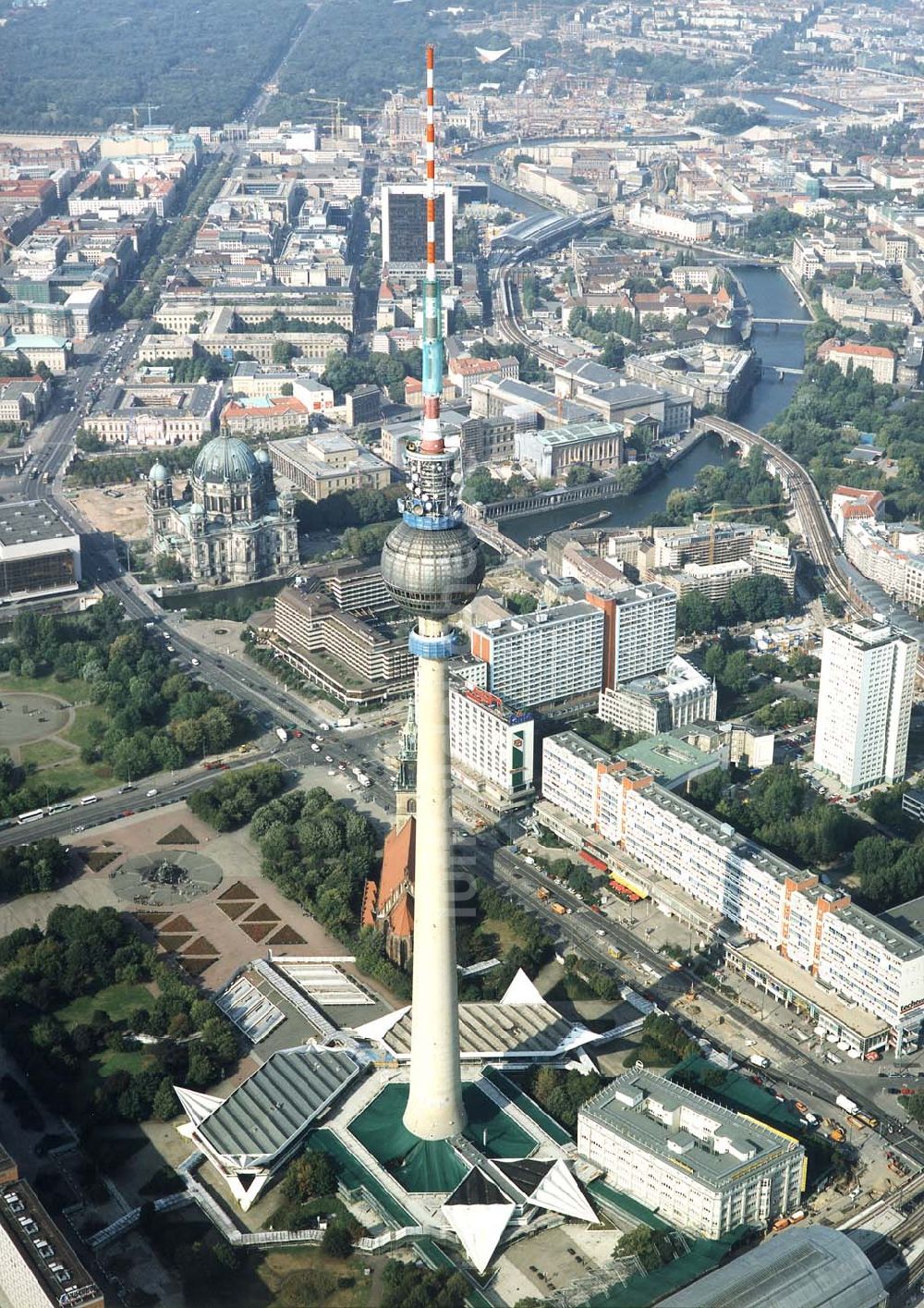 Berlin aus der Vogelperspektive: Umbau des Berliner Fernsehturmes am Alexanderplatz.