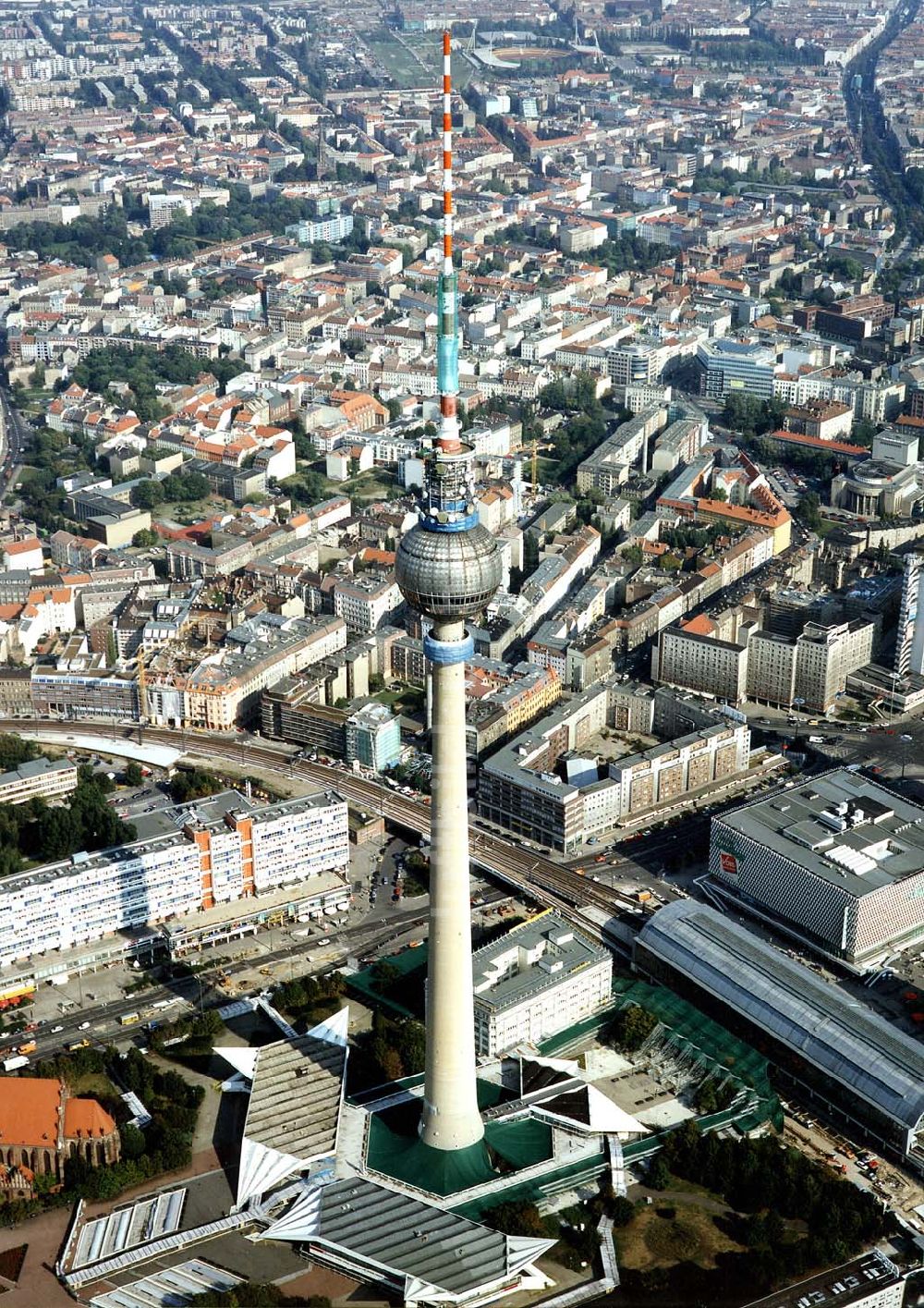 Luftbild Berlin - Umbau des Berliner Fernsehturmes am Alexanderplatz.