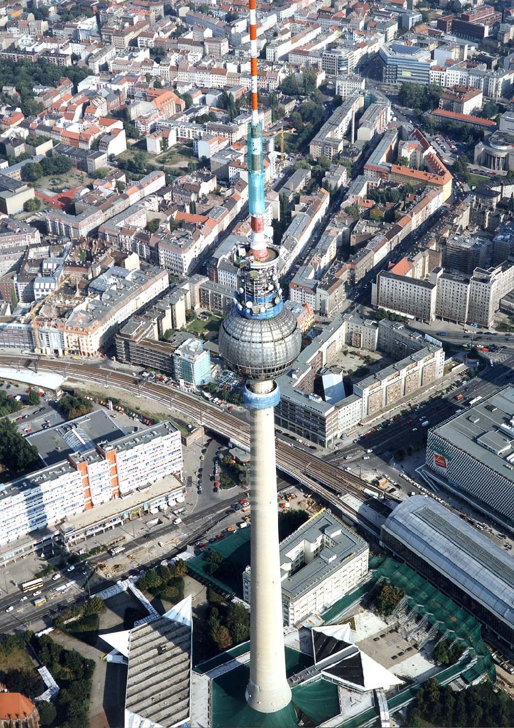 Luftaufnahme Berlin - Umbau des Berliner Fernsehturmes am Alexanderplatz.