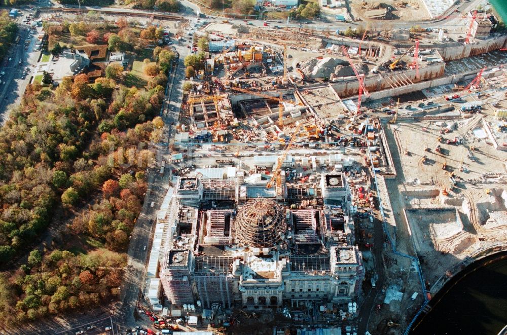 Luftaufnahme Berlin - Umbau des Berliner Regierungsviertels mit dem Reichstag am Spreebogen in Mitte / Tiergarten