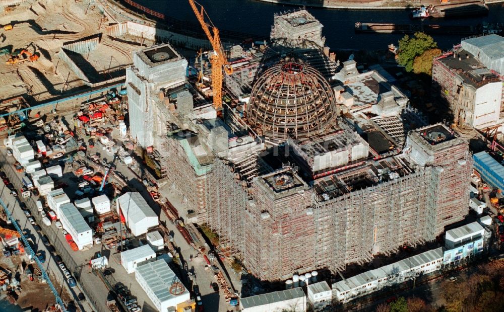 Berlin aus der Vogelperspektive: Umbau des Berliner Regierungsviertels mit dem Reichstag am Spreebogen in Mitte / Tiergarten