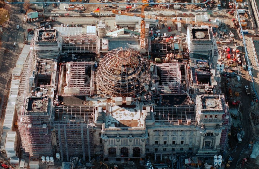 Luftbild Berlin - Umbau des Berliner Regierungsviertels mit dem Reichstag am Spreebogen in Mitte / Tiergarten