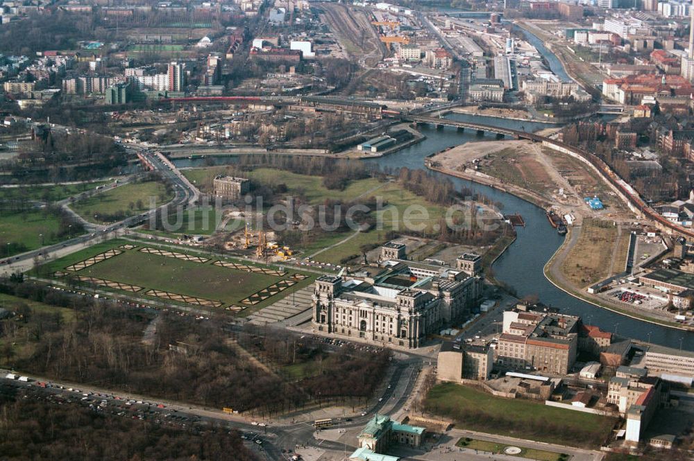 Luftaufnahme Berlin - Umbau des Berliner Regierungsviertels mit dem Reichstag am Spreebogen in Mitte / Tiergarten