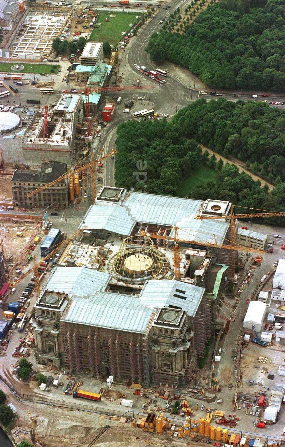 Luftaufnahme Berlin - Tiergarten - Umbau des Berliner Reichstages und Aufbau der Dachkuppel als Stahlträgergerüst.