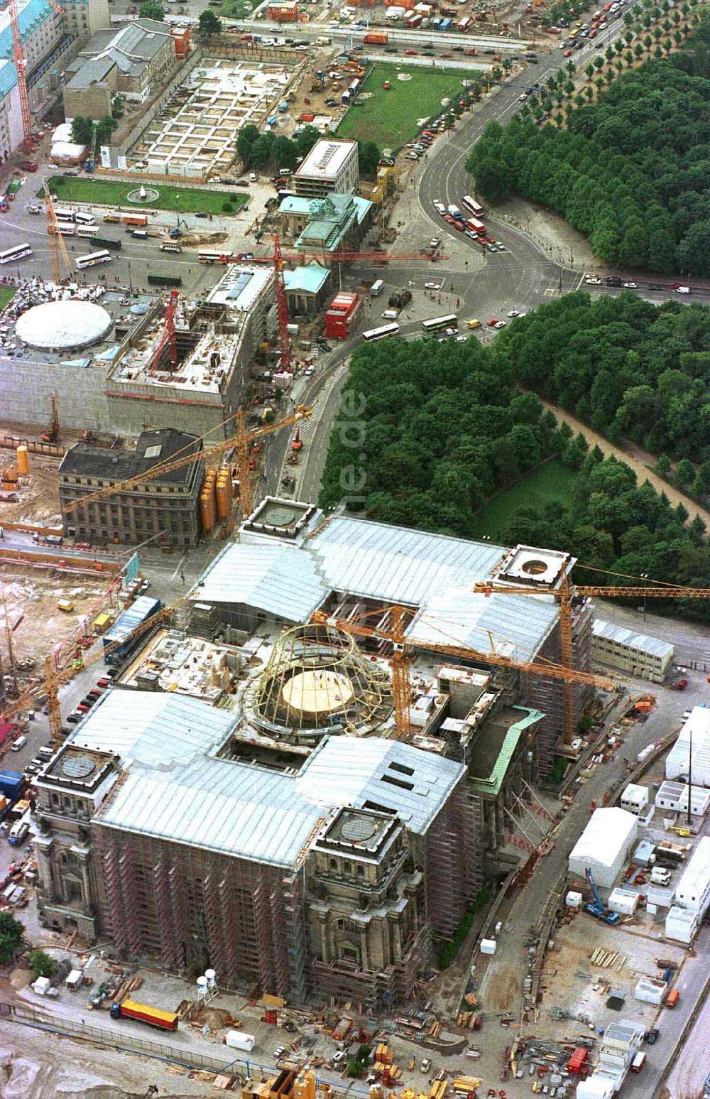 Berlin - Tiergarten von oben - Umbau des Berliner Reichstages und Aufbau der Dachkuppel als Stahlträgergerüst.