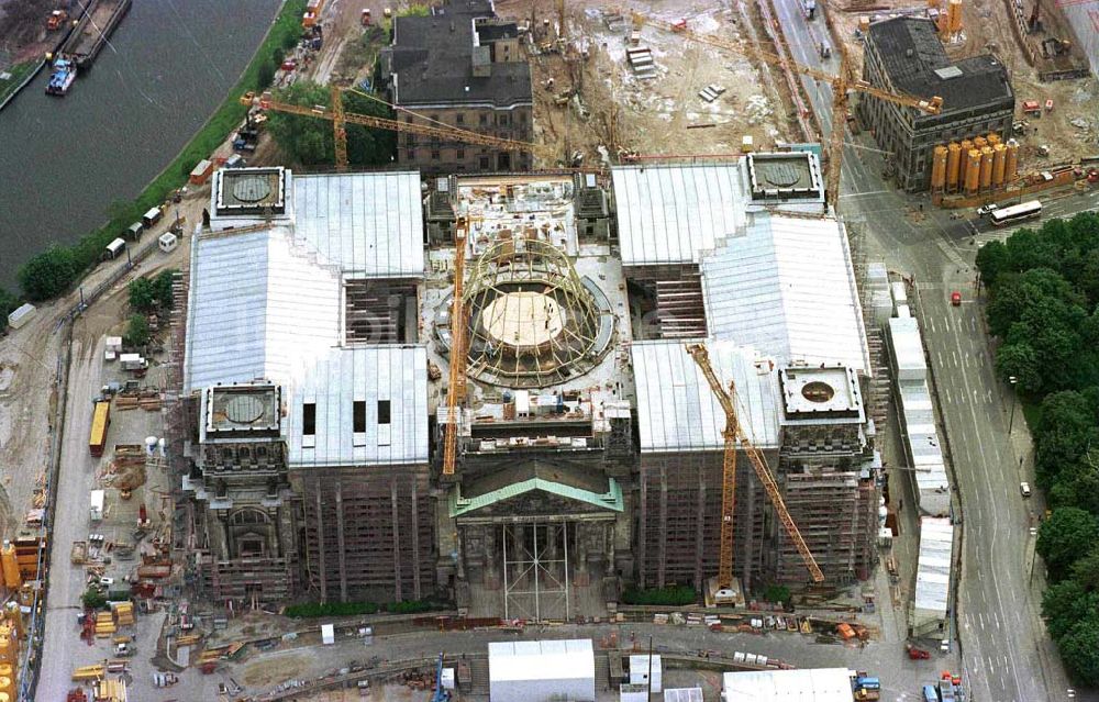 Luftaufnahme Berlin - Tiergarten - Umbau des Berliner Reichstages und Aufbau der Dachkuppel als Stahlträgergerüst.