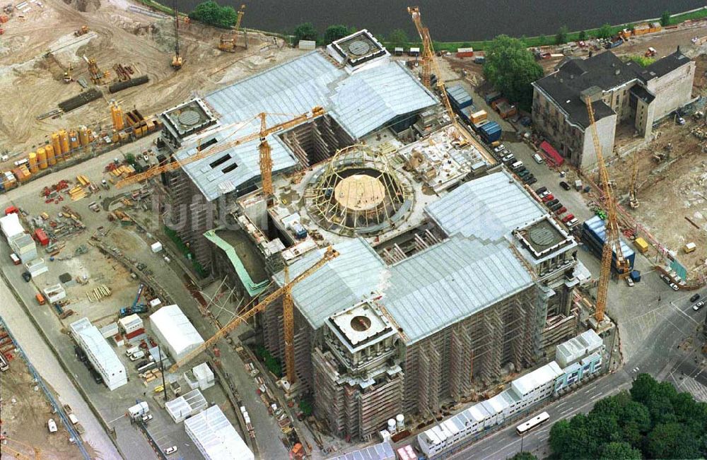 Berlin - Tiergarten aus der Vogelperspektive: Umbau des Berliner Reichstages und Aufbau der Dachkuppel als Stahlträgergerüst.