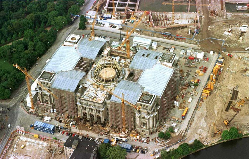 Luftbild Berlin - Tiergarten - Umbau des Berliner Reichstages und Aufbau der Dachkuppel als Stahlträgergerüst.