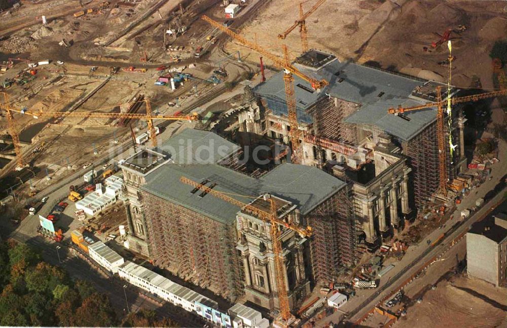 Luftaufnahme Berlin - Umbau des Berliner Reichstages Jede Verwendung nur mit Urheberangabe: Foto: LUFTBILD & PRESSEFOTO/Robert Grahn und Belegzusendung bei Drucken statthaft !!