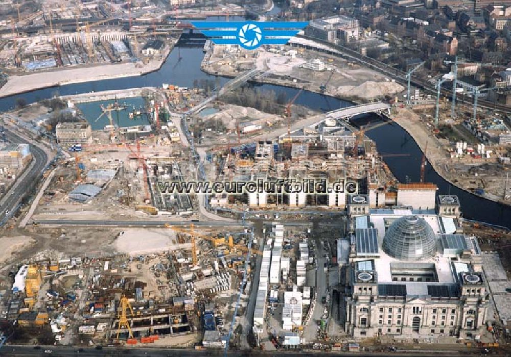 Luftbild Berlin - Tiergarten - Umbau des Berliner Reichstages und des Spreebogens in Berlin-Tiergarten.