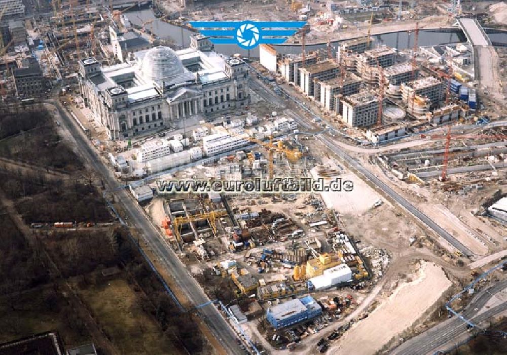 Luftaufnahme Berlin - Tiergarten - Umbau des Berliner Reichstages und des Spreebogens in Berlin-Tiergarten.