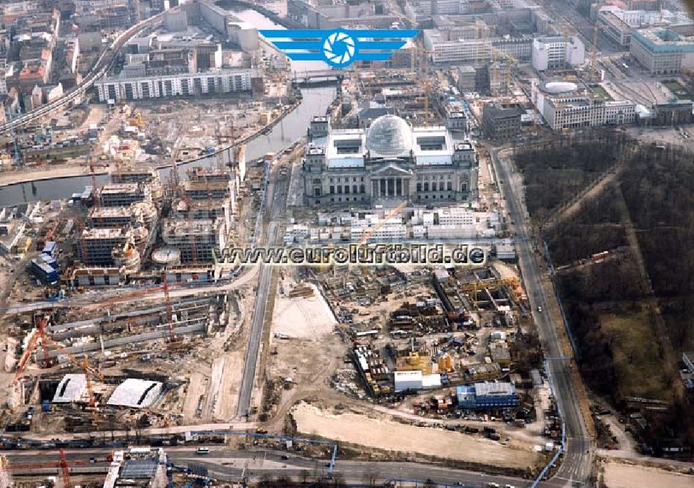 Berlin - Tiergarten von oben - Umbau des Berliner Reichstages und des Spreebogens in Berlin-Tiergarten.