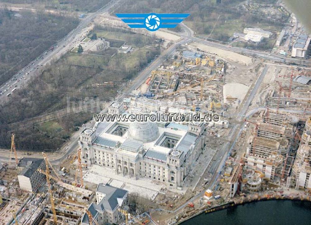 Luftbild Berlin - Tiergarten - Umbau des Berliner Reichstages und des Spreebogens in Berlin-Tiergarten.