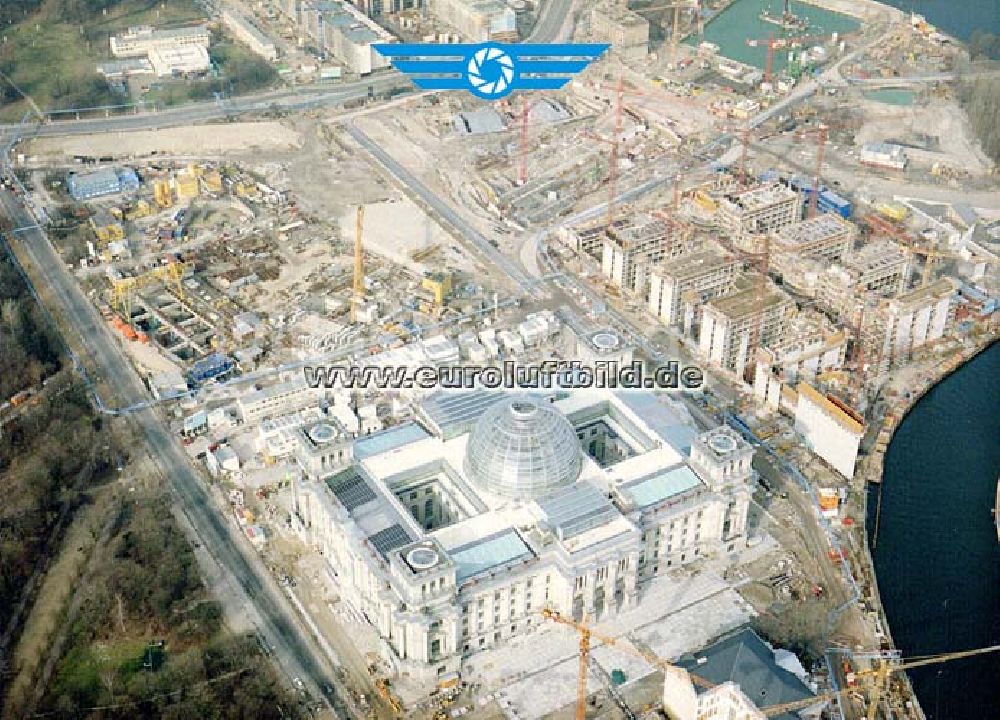 Berlin - Tiergarten von oben - Umbau des Berliner Reichstages und des Spreebogens in Berlin-Tiergarten.