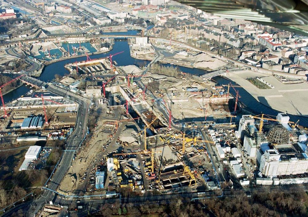 Luftbild Berlin-Tiergarten - Umbau des Berliner Reichstages und des Spreebogens zum Regierungsviertel.