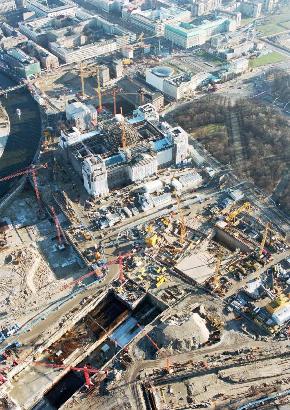 Berlin-Tiergarten aus der Vogelperspektive: Umbau des Berliner Reichstages und des Spreebogens zum Regierungsviertel.