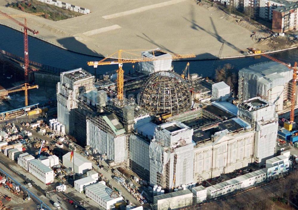 Luftbild Berlin-Tiergarten - Umbau des Berliner Reichstages und des Spreebogens zum Regierungsviertel.