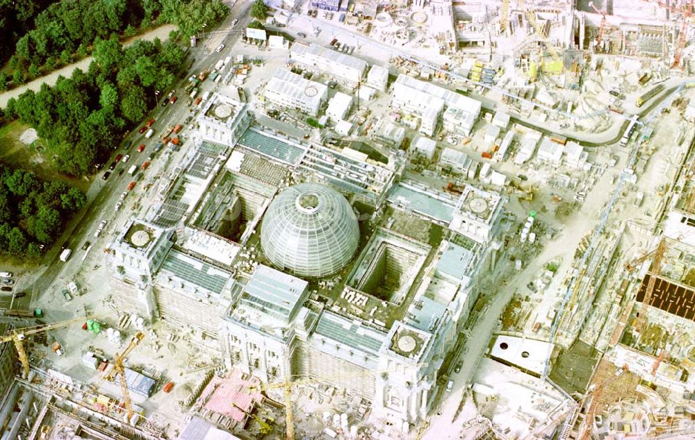 Luftaufnahme Berlin-Tiergarten - Umbau des Berliner Reichstages im Tiergarten.